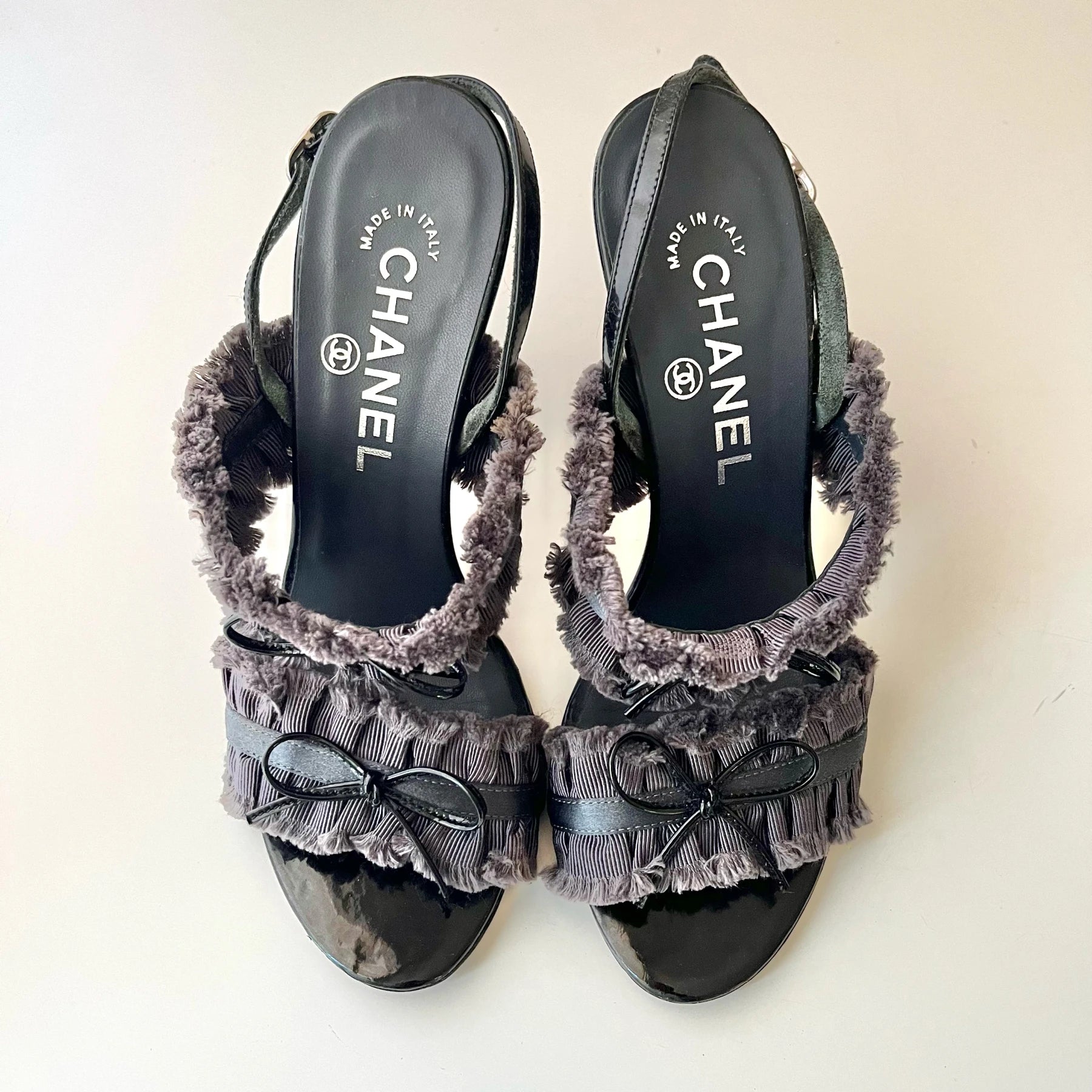 CHANEL Pre-Owned faux-pearl two-tone Pumps - Farfetch